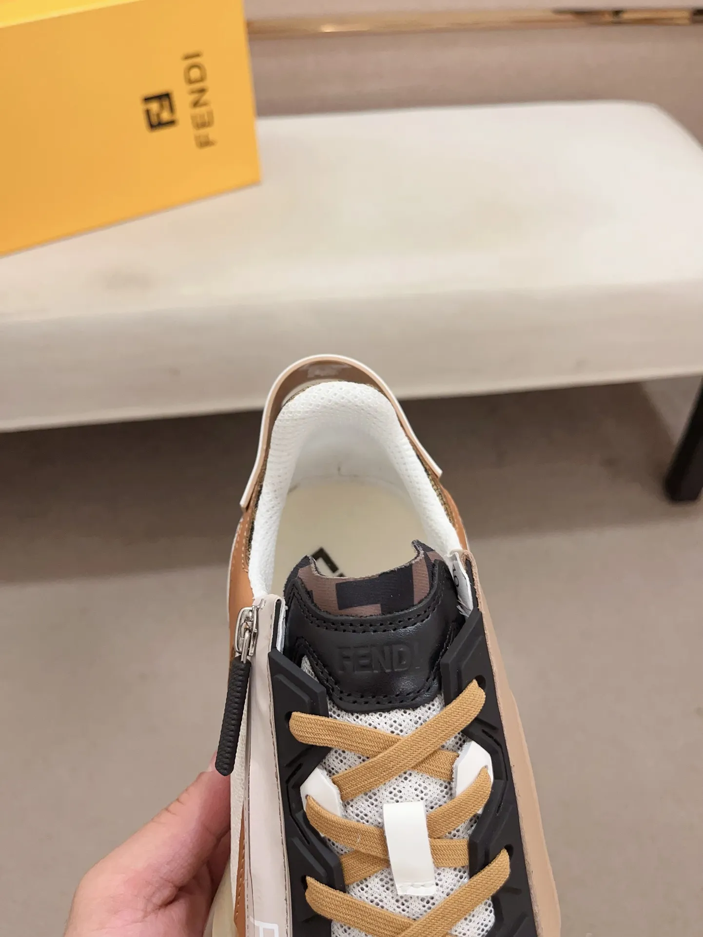 Men's shoes💰: 540💰(Higher version) [Fendi] Fendi's latest casual shoes for men! Available at counters simultaneously! A one-to-one replica of the original. Made entirely of imported top-grain calfskin, the interior is made of top-grain water-dyed cowhide, and the original factory-supplied rubber outsole. Leading new fashion concepts. Matching code: 38-44. 45 can be customized and non-returnable!